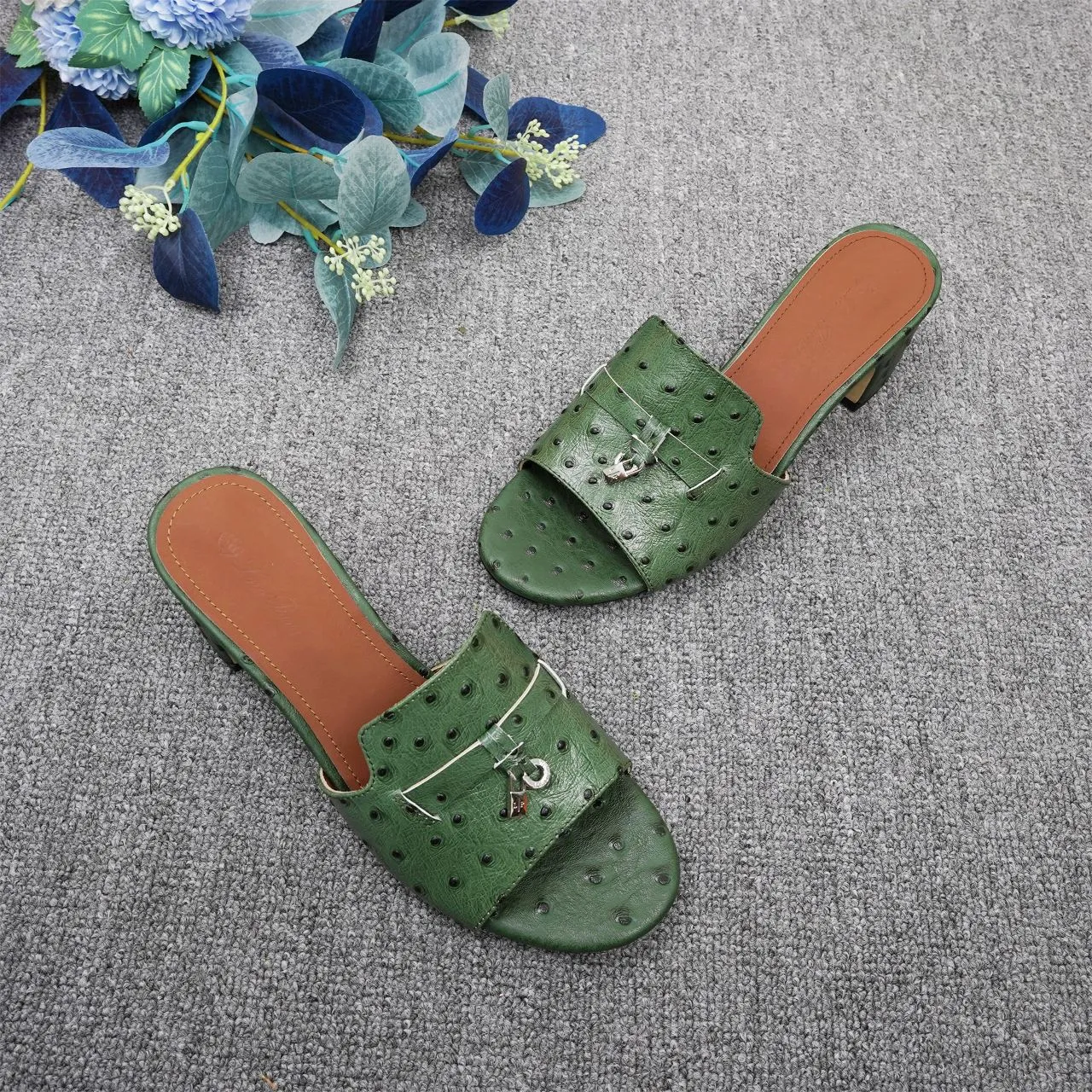 👟👟Ex-factory price 440👟👟 Genuine leather sole +30 suede sheepskin slippers with a strap decorated with Loro Piana My Charms charms and decorated with tone-on-tone stitching. Sophisticated and feminine, it pairs well with both city and resort looks. For those looking for an elegant upgrade, the summer glamor slipper is known for its slim open-back silhouette. size: 35-44 (custom-made sizes 43 and 44 are non-returnable) Upper: imported suede sheep leather (sheep), cowhide ostrich pattern, cowhide snake pattern Lining: imported high-grade mixed sheep silk Heel height: 5.5CM